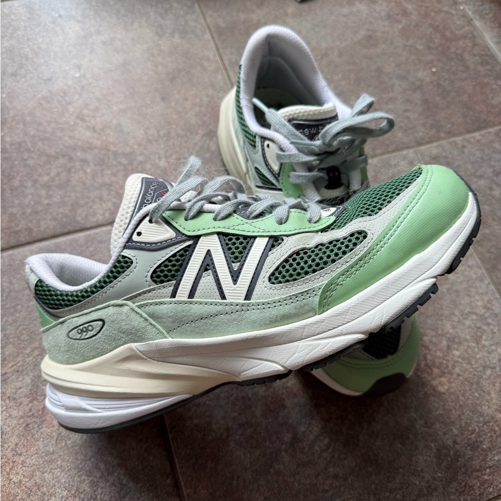 New Balance 990 V6 8.5 mens Avocado